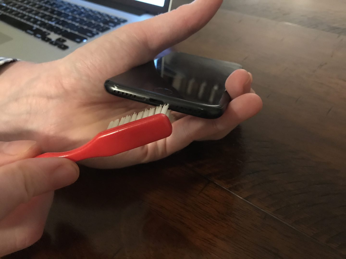 Utilisez une brosse à dents pour brosser le port Lightning de l'iPhone