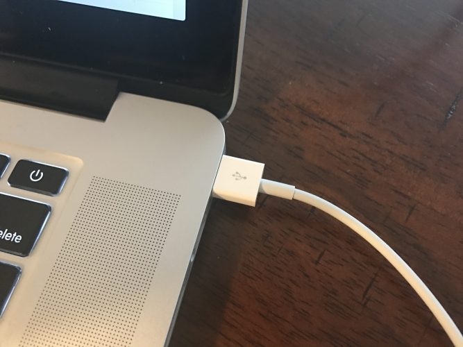 Enchufa el cable Lightning en USB