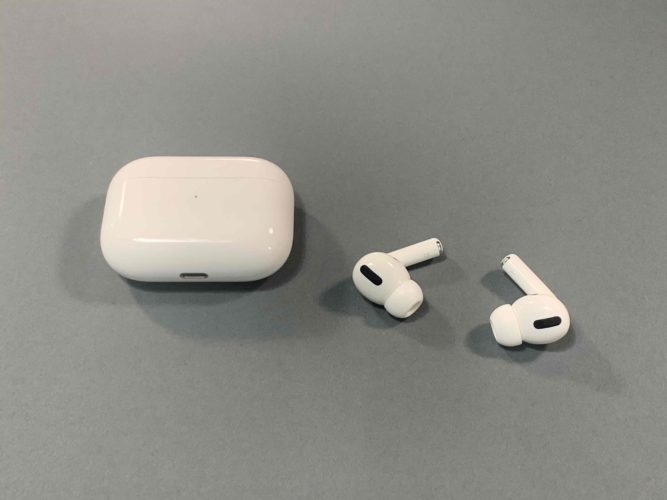 airpods pro and charging case